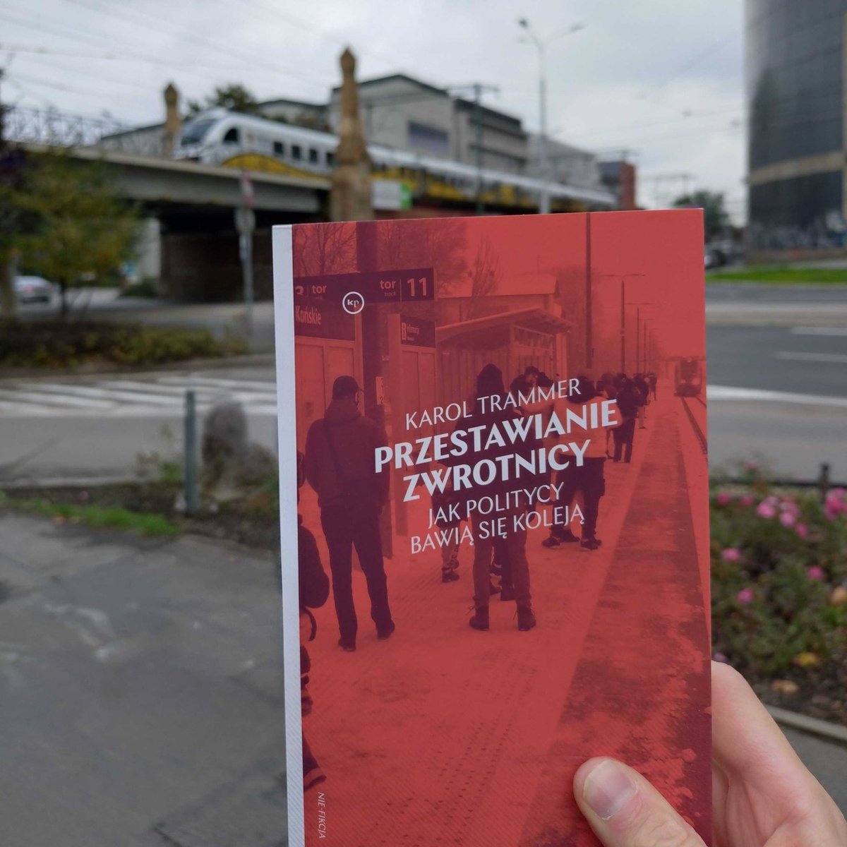 Zapraszamy na spotkanie autorskie z Karolem Trammerem! <a href="/z_biegiem_szyn/">Z Biegiem Szyn</a>
🔶 27.10 (pon.) godz. 18
🔶 Barbara, Świdnicka 8B 
Porozmawiamy o jego nowej książce, którą widzicie na zdjęciu. Pytacie czy będzie transmisja live. Tak! Ale lepiej wpaść i posłuchać na żywo. Do zobaczenia!