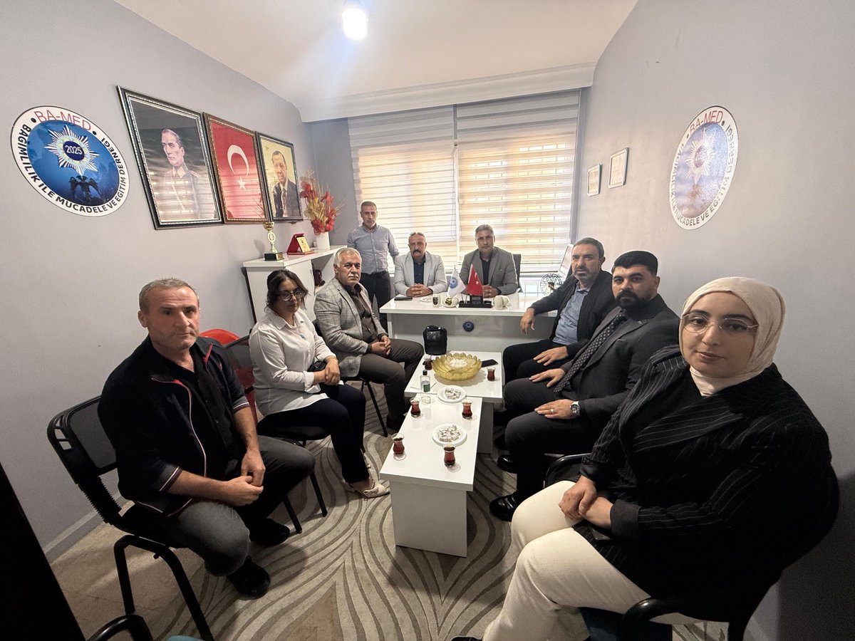 Şube başkanımız <a href="/selmannasiroglu/">M.Selman Nasıroğlu</a> 
Başkan Yrd Mahmut Eren,Genç ASKON Başkanı Bilal Çağlayan ile beraber,Batman Bağımlılıkla Mücadele ve Eğitim Derneği 
(BA-MED) Genel Başkanı Mehmet Demirhan ve yönetimini  ziyaret etti.