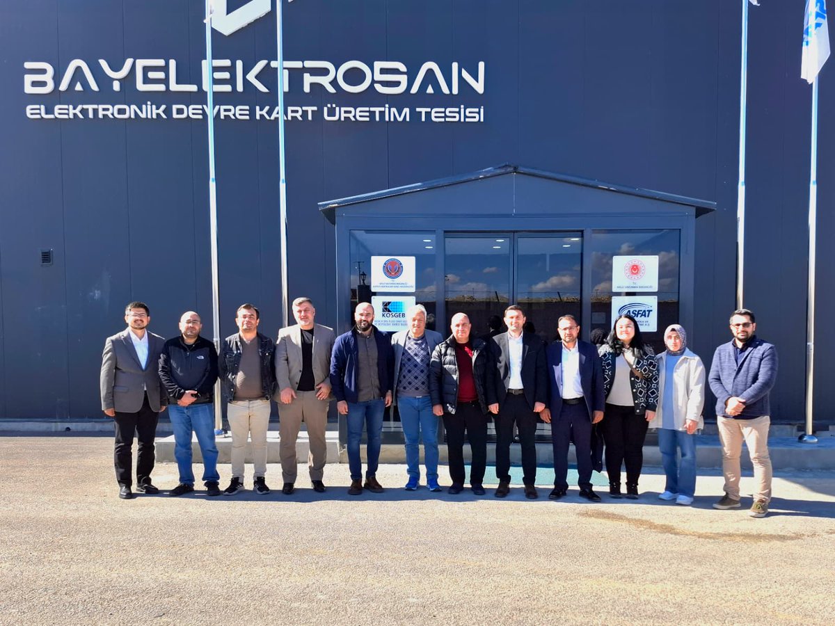 Rektör Yardımcımız Prof. Dr. Yusuf Bilgin ve üniversitemiz akademisyenlerinden oluşan bir heyet, sanayi–üniversite iş birliği çalışmaları kapsamında Bayelektrosan üretim tesisini ziyaret etti.
Ziyaret sırasında heyet, üretim süreçlerini yerinde incelemiştir.