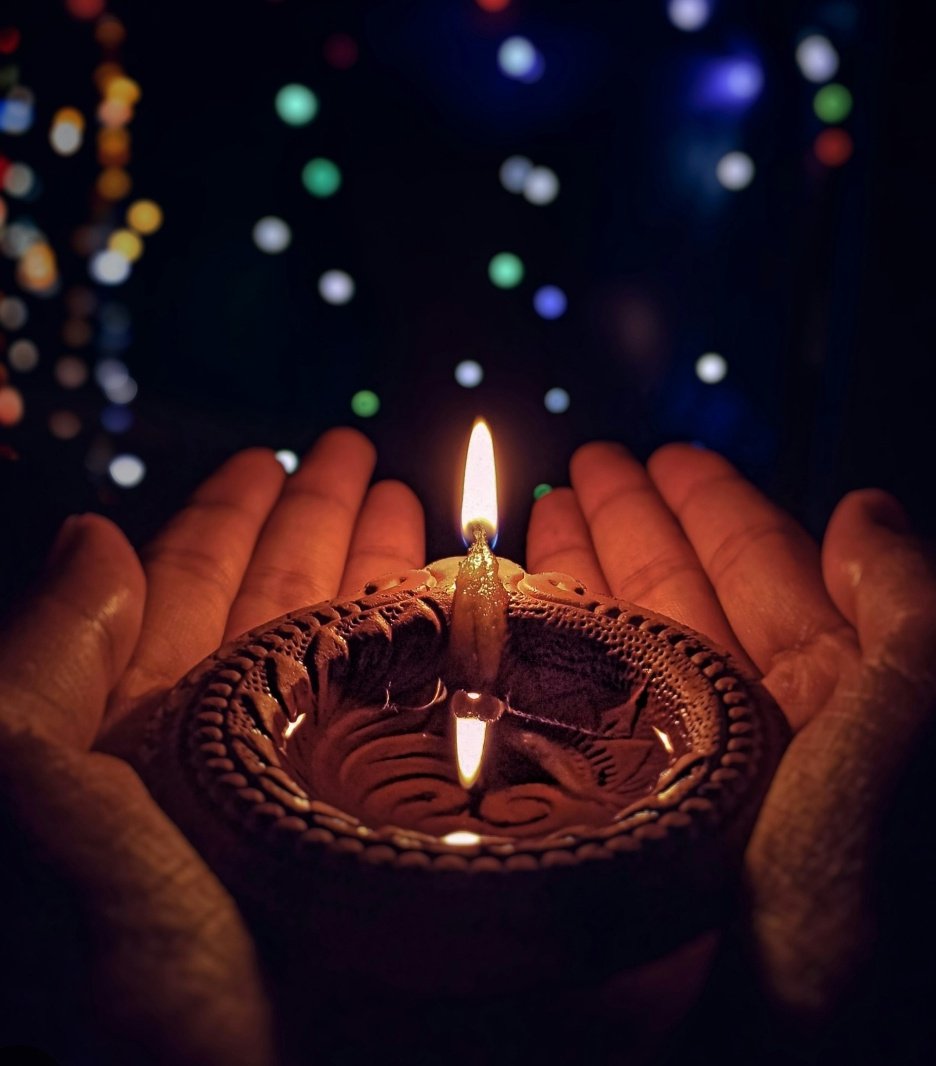 RuchiAdarsh47's tweet image. इस दीवाली मिट्टी के दीये जलाओ,
गरीब कुम्हार के घर में भी उजाला लाओ।
एक दीया उनके चेहरे की मुस्कान बना सकता है,
जो साल भर रौशनी बेचकर अंधेरे में जीते हैं। 🪔