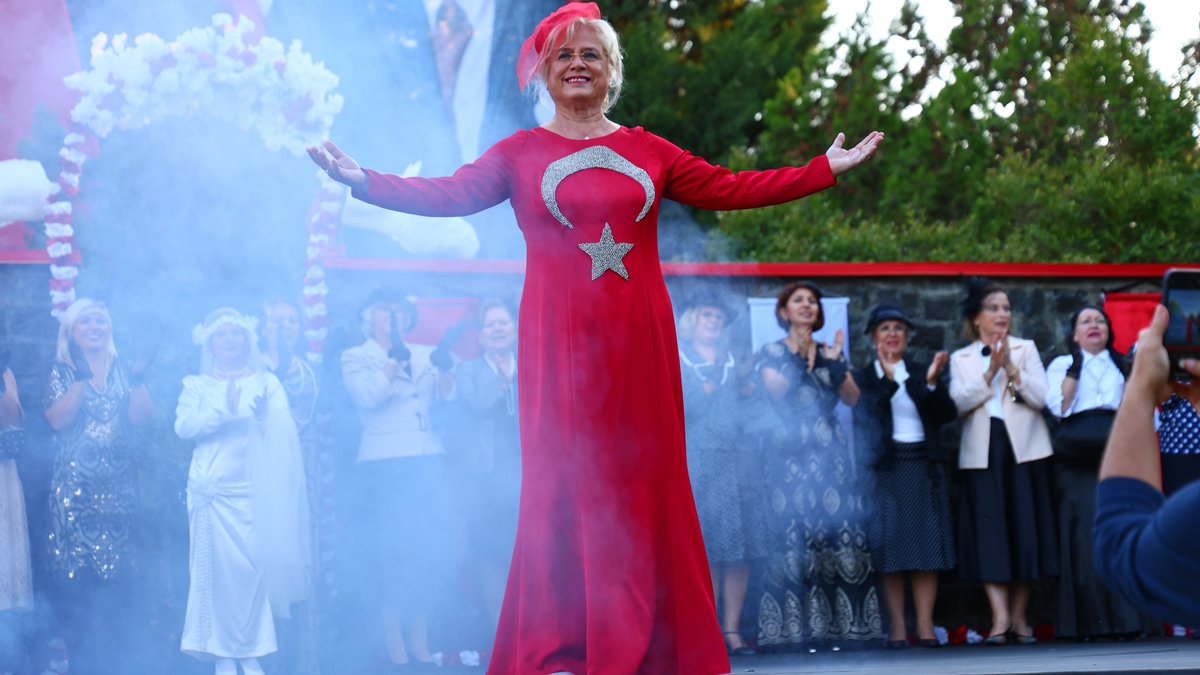 bosunatiklama's tweet image. Elazığ'da 70 yaş üstü modeller Cumhuriyet defilesinde podyuma çıktı.
