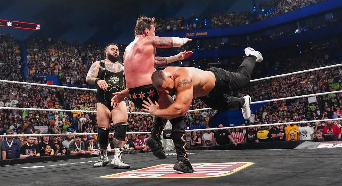 OnClobberTime's tweet image. It gives me great pleasure in knowing that Seth no longer has anyone to hide behind. It just means his time as champion is dwindling.