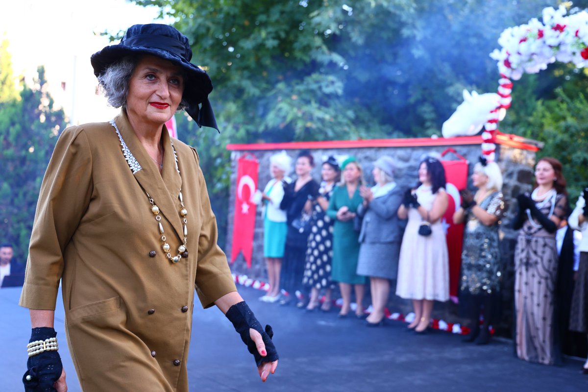 bosunatiklama's tweet image. Elazığ'da 70 yaş üstü modeller Cumhuriyet defilesinde podyuma çıktı.