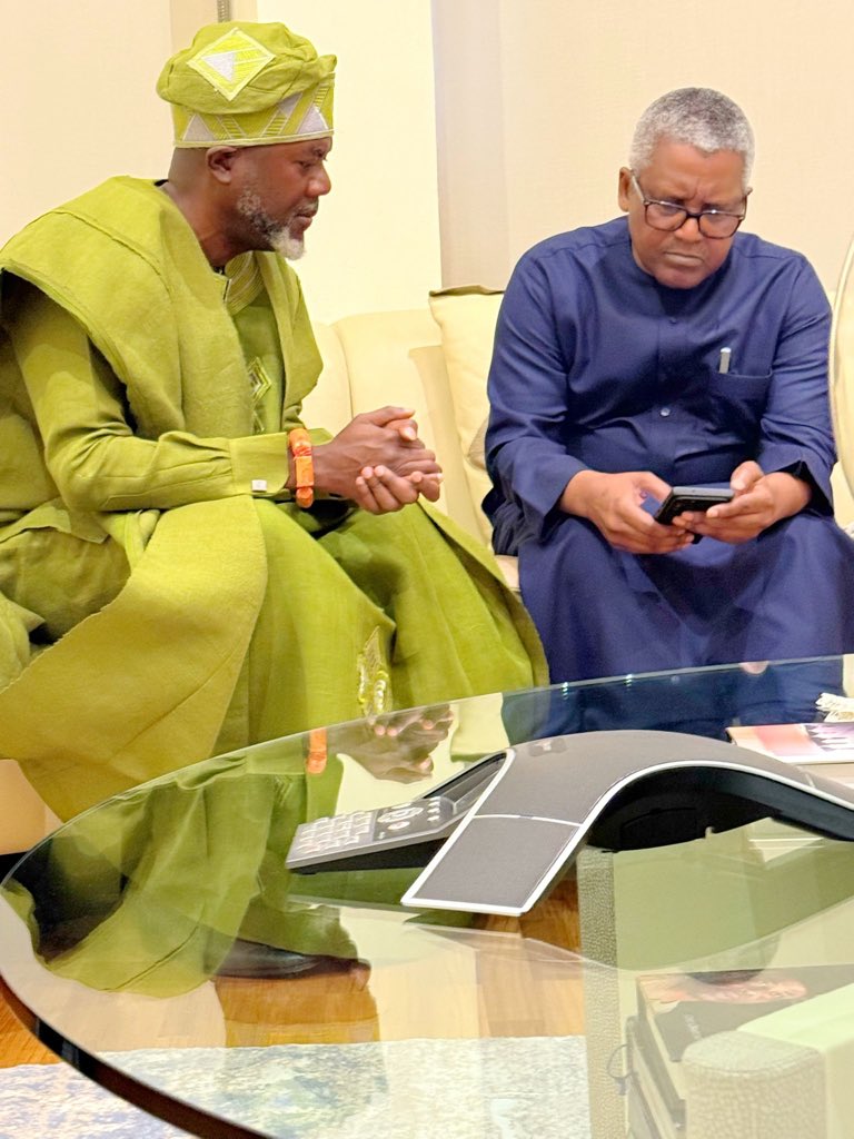 renoomokri's tweet image. Wear made in Nigeria. You will look good, and your labour of love will also make the Naira look good. When you build with Dangote, the Naira goes up. When you use Dangote petrol, the economy improves. When you call with Glo, the Naira appreciates. That is why I wear:

Aso oke…