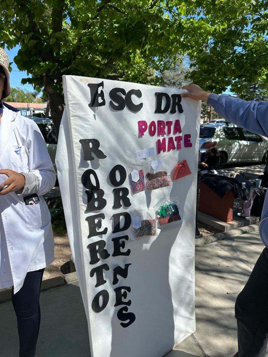 Caminando por la Plaza San Martín me crucé con los chicos de la Escuela N° 2-709 “Dr. Roberto Ordenes”, que están haciendo unos trabajos increíbles junto a sus docentes.

Invito a la comunidad a acercarse y conocerlos.
Sigamos visibilizando el esfuerzo de nuestras escuelas ❤️