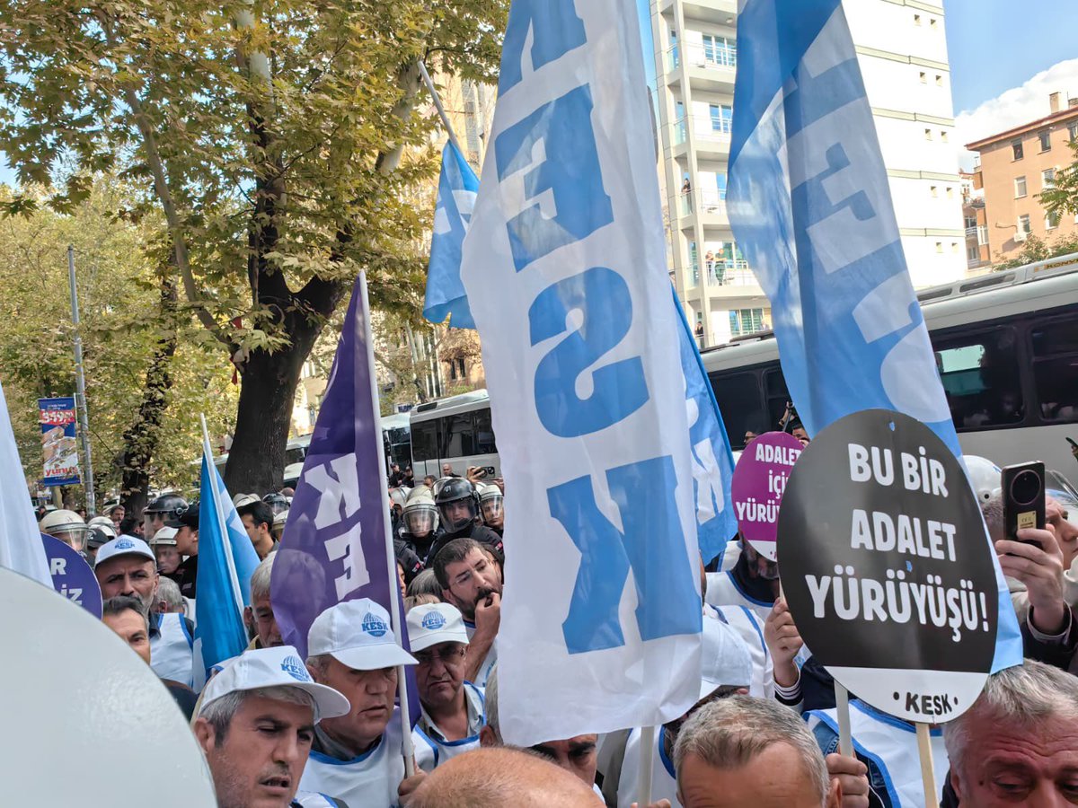 egitimsen's tweet photo. 🔵BEŞ GÜN, YEDİ KENT, TEK SES!
Hukuksuz İhraçlara Karşı Adalet Yürüyüşümüz Engellenemez!  

Hukuksuz kararnamelerle görevlerinden ihraç edilen üyelerimizin işe iadesi talebiyle Diyarbakır’dan başlattığımız yürüyüşümüzde sırasıyla Şanlıurfa, Adıyaman, Gaziantep, Adana ve Mersin illerine uğrayarak başkent Ankara’ya ulaştık. Ancak, Ankara’da Adalet Bakanlığı önünde yapmak istediğimiz basın açıklaması, tamamen barışçıl ve anayasal bir hak olmasına rağmen, antidemokratik bir biçimde emniyet güçleri tarafından ablukaya alındı. Bu tutum, anayasanın tanıdığı ifade özgürlüğüne, sendikal örgütlenme hakkına ve demokratik eylem hakkına açık bir saldırıdır. 
 
Bizler biliyoruz ki hiçbir baskı ve engelleme, adalet arayışımızı ve sendikal faaliyetlerimizi durduramayacak. Hak, hukuk, adalet ve emek mücadelesini sürdürmeye devam edeceğiz.  Anayasal haklarımızdan, adalet talebimizden ve üyelerimizin onur mücadelesinden asla vazgeçmeyeceğiz!

#KESKliİhraçlarYürüyor
#KHKlerGidecekBizKalacağız