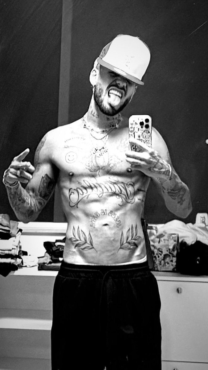 portianacastela's tweet image. zé felipe sem camisa porque daqui pra frente nunca mais o veremos assim; a thread 😋