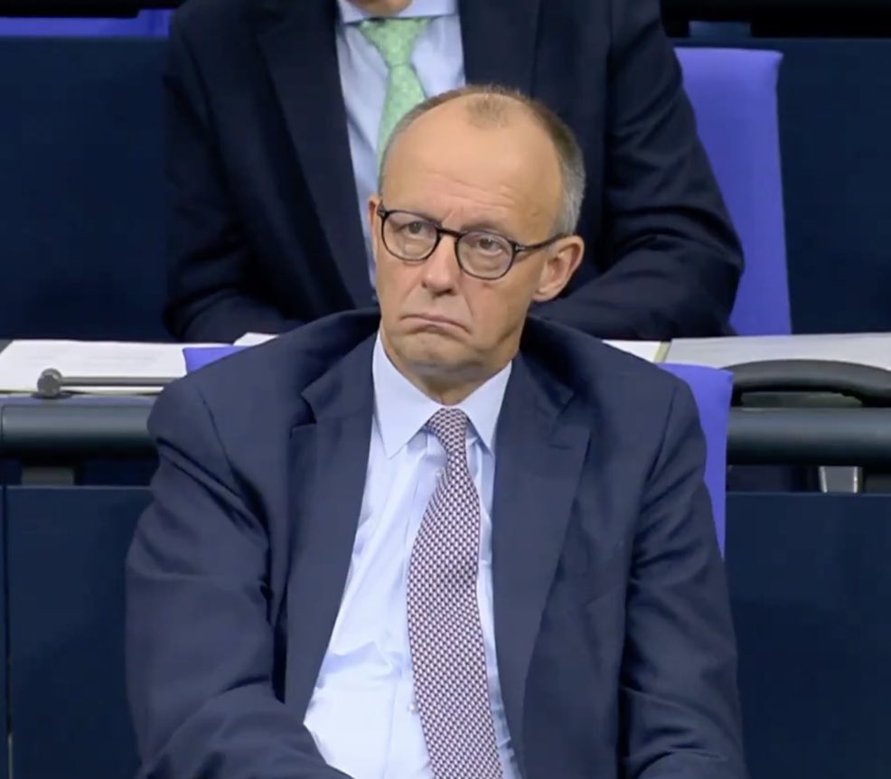 Wir hatten lang genug den Kanzlerazubi und seine Aushilfspraktikanten Linnemann &amp; Spahn.
Ein Kanzler, der glaubt, er könne sich fremdenfeindlich äußern, ohne dass es mit seinem Amt zu tun hat, hat weder verstanden, was Führung ist – noch, was Anstand bedeutet.