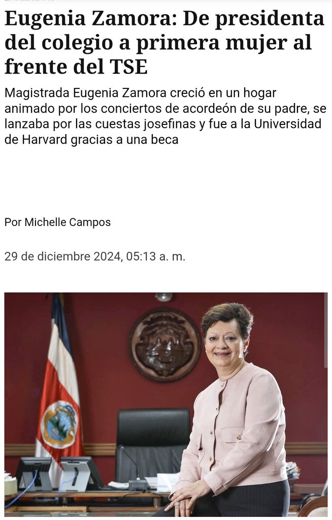 RosCasSol's tweet photo. 🔍 Desde su nombramiento en 2021 como Presidenta @TSECostaRica a hoy, es hasta ahora que escucho al abogado constitucionalista Fabián Silva cuestionar su ausencia en espacios de debate que logro poner en palabras ese carácter decorativo que siempre he visto en la Magistrada Electoral Eugenia Zamora, pues ciertamente ella ***sólo*** aparece para reportajes en revistas femeninas como Perfil (👇 imagen) donde posa sexy en vestido de noche (hola, estereotipos de género); para sesiones fotográficas vestida en rosa y sentada sobre el escritorio (👇 imagen) como en un anuncio (hola de nuevo, estereotipos de género); y para actos protocolarios (👇 imagen) donde cacarea sin fin ser la primera ***mujer*** en presidir el @TSECostaRica, pero JAMÁS participa en discusiones de fondo ni mucho menos en debates duros (👇 video) pues a esos espacios prefiere enviar subalternos ***hombres*** (la ironía) a representarla.

📣 Entonces, ¿cómo se llama la obra?

🇨🇷 #ProhibidoOlvidar
🗳 #ProhibidoPerdonar