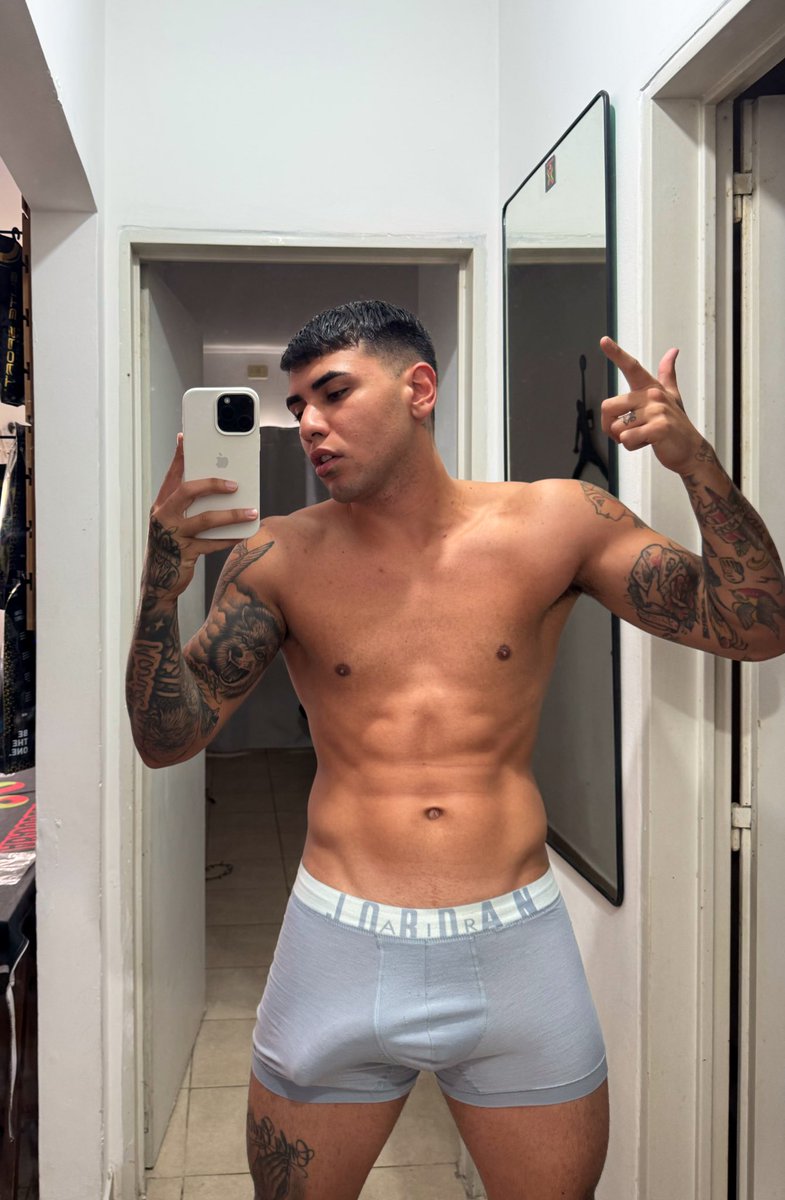 U massaj qilishni vada qildi, lekin orniga meni sikdi.