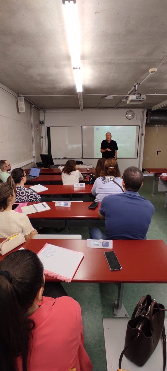 Catedra_RSC's tweet image. CURSO DE EXPERTO | Esta tarde el Director de la @Catedra_RSC de la @UMU, @longinosmarin, acerca a los @estudiantesumu qué es la #RSC y por qué llevarla a cabo en las organizaciones. 

✅Módulo 1: Introducción a la #RSC / #ESG y doble #materialidad. 

ℹ️catedrarsc.um.es