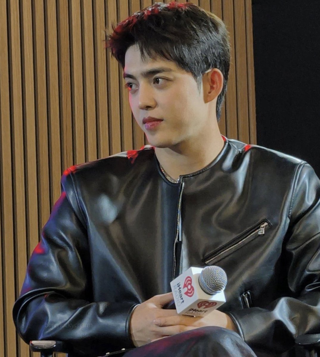 coupsistt's tweet image. “i have high standards on man.” 
“how high?” 

this high.