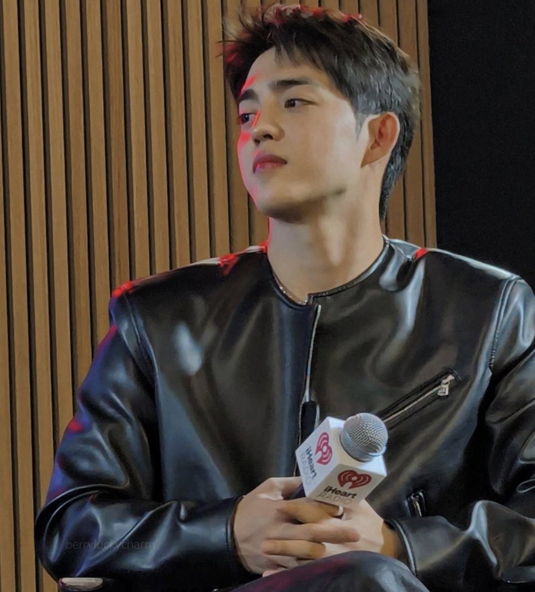 coupsistt's tweet image. “i have high standards on man.” 
“how high?” 

this high.