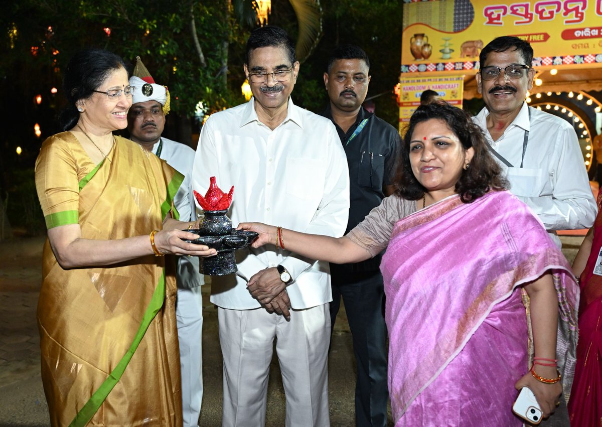 With Honourable Governor Odisha and ma’am at Mruttika Terracotta Exhibition 2025 . They also visited Ekamra Haat and the Handloom Expo there in  and encouraged the participants. ⁦<a href="/HTH_Odisha/">Handlooms,Textiles & Handicrafts Department,Odisha</a>⁩ #terracotta #motherearth #greendiwali