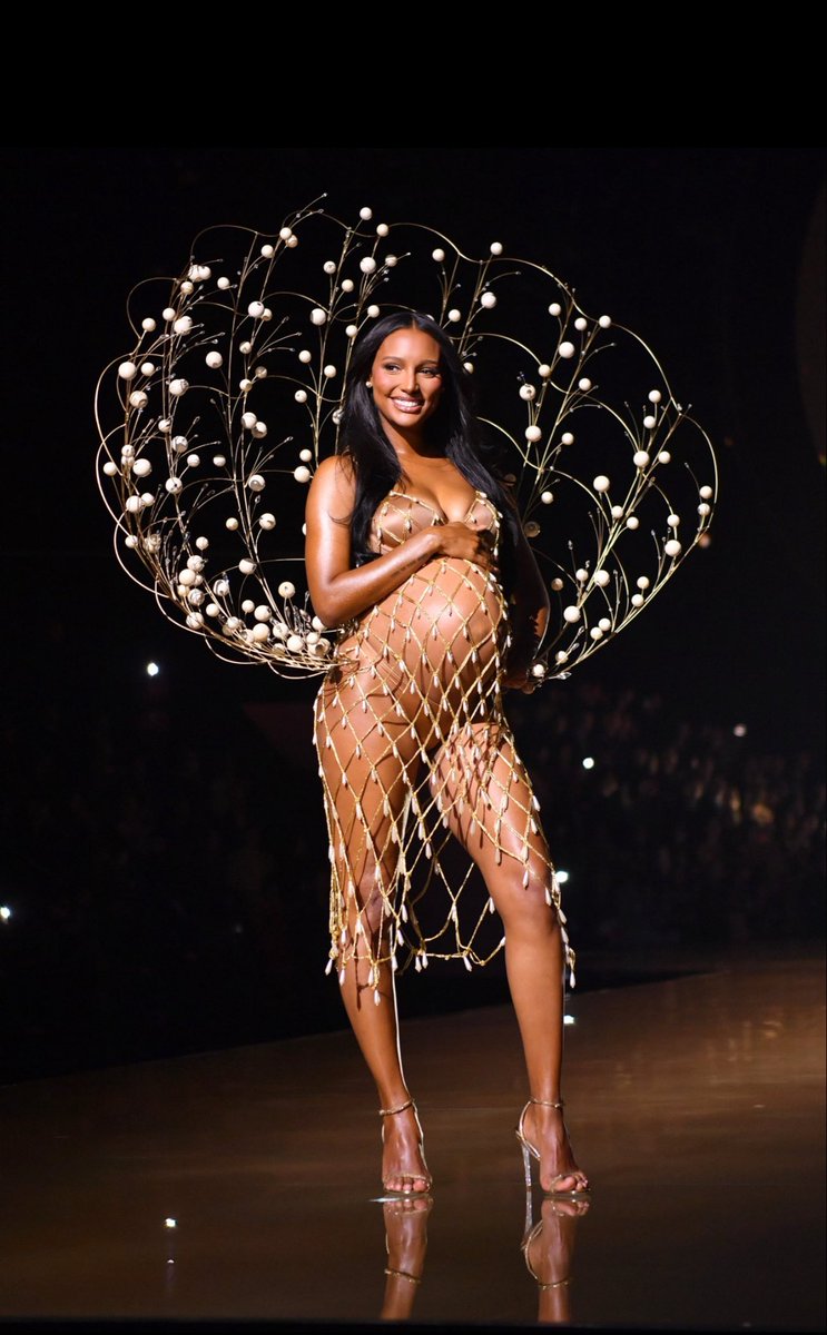 kurretulayn's tweet photo. Victoria’s Secret sahnesinde diğerleri modeldi, oysa o saf dişilikti.
“Seksi”nin yeni haliydi. 🔥

Diğeri ise…
cesur, siyah ve nefes kesiciydi.
Zayıflığın değil, dolgunluğun gücüydü o.
İkisi de saf dişilik. ⚡️

#VSRunway #NewEraOfSexy #VictoriasSecret #VSShow #FemininePower #RunwayIcons