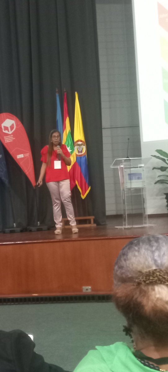 iE BERTHA GEDEON DE BALADI. #ForoDistritalDeCartagena. "SI damos a los estudiantes la posibilidad en hablar con los demás,  les damos marcos para pensar por si mismos" Vigotsky... .  El aula como espacio de reflexión y acción colectiva