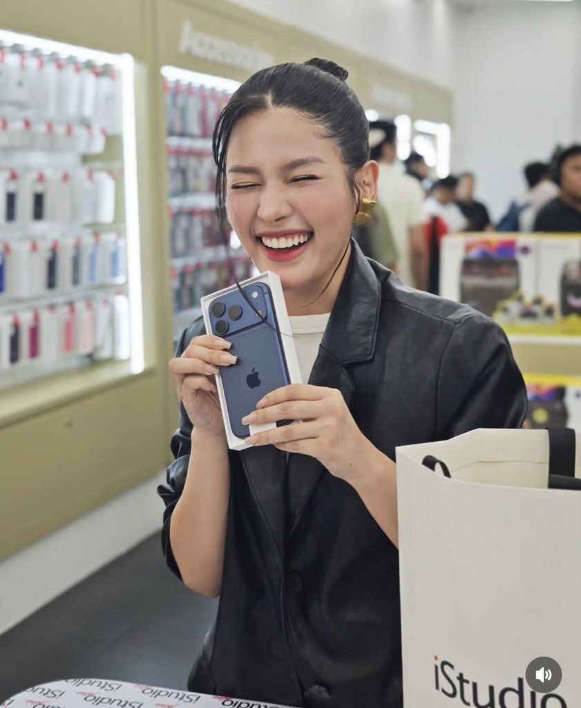 AzRalphOFC's tweet image. Our girliepop is so happy to be the new owner of the new #iPhone17Pro at istudioph! 

(c) gizguideph 

iSTUDIO EVENT WITH AZ
#AzMartinez | @_AZMartinez
