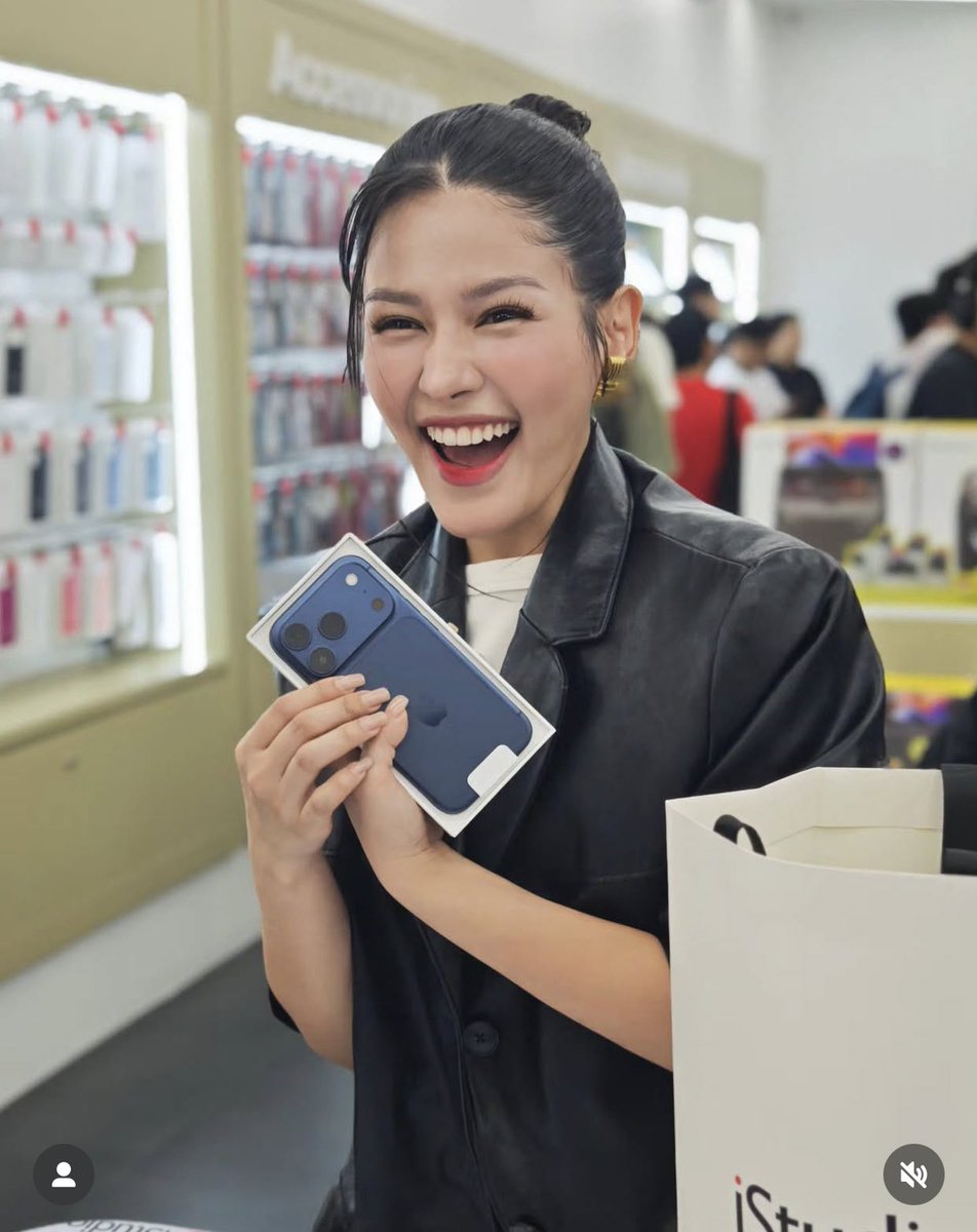 AzRalphOFC's tweet image. Our girliepop is so happy to be the new owner of the new #iPhone17Pro at istudioph! 

(c) gizguideph 

iSTUDIO EVENT WITH AZ
#AzMartinez | @_AZMartinez