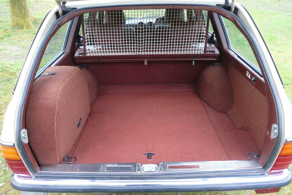 A near mint and clean Load-bay, with Cargo net and load cover intact .
Always the sign of a very well cared for 40yr old T.Wagen. Colour is called Russet.