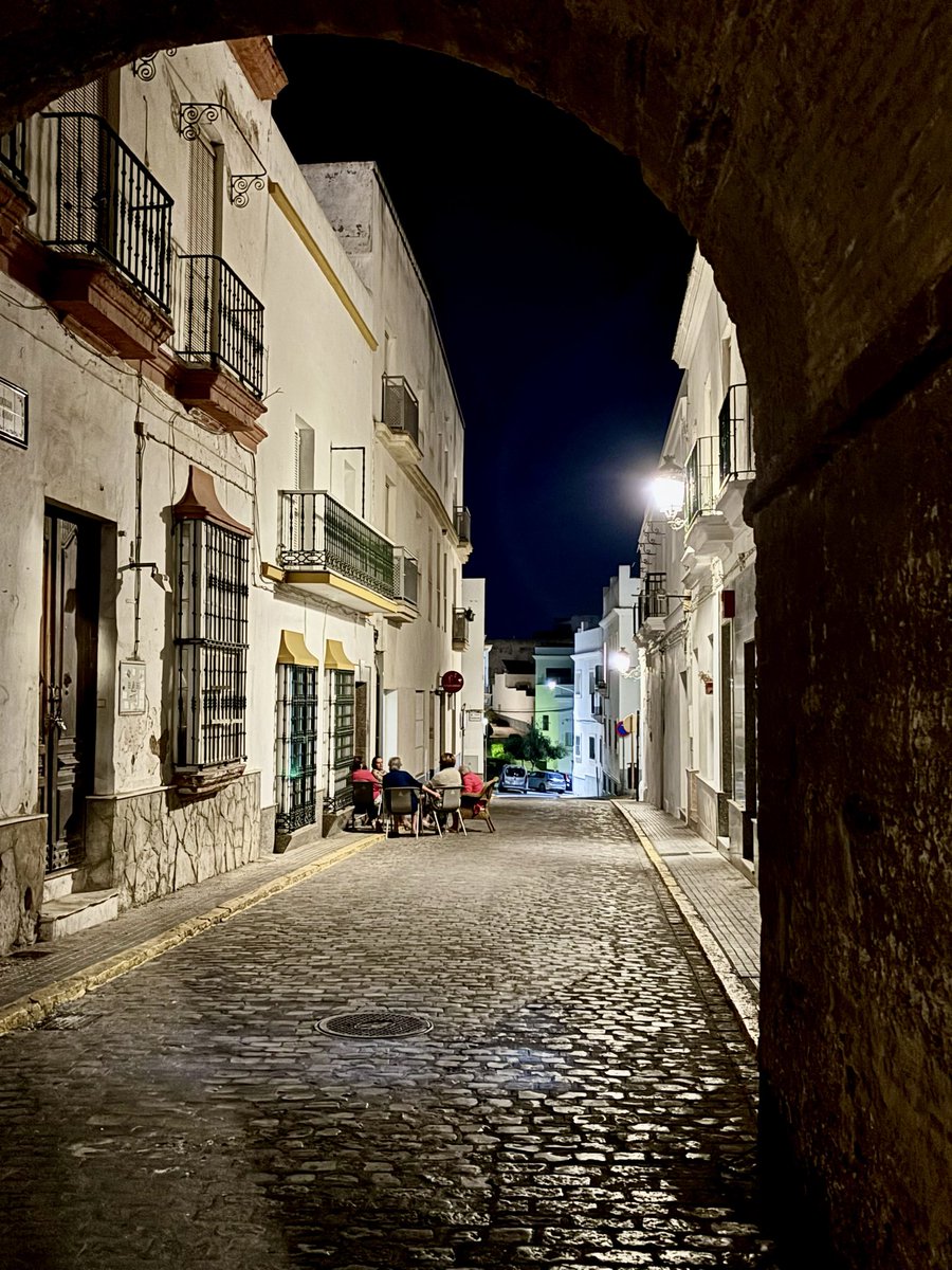 pbrionesmqz's tweet image. Bonita estampa la de anoche con estas mujeres “a la fresca” arreglando el mundo.