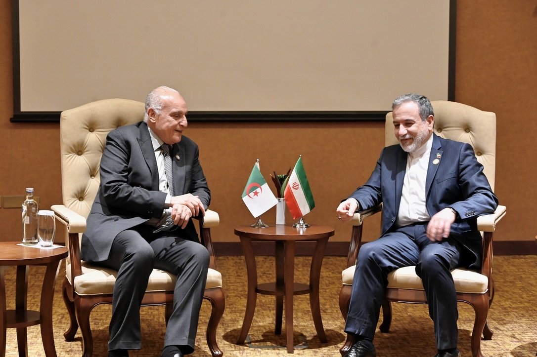 على هامش أشغال الاجتماع الوزاري التاسع عشر لحركة عدم الانحياز، أجرى وزير الدولة، وزير الشؤون الخارجية والجالية الوطنية بالخارج والشؤون الإفريقية، السيّد <a href="/AhmedAttaf_Dz/">أحمد عطاف Ahmed Attaf</a>  اليوم بكمبالا، محادثات ثنائية مع وزير خارجية <a href="/IRIMFA_AR/">🇮🇷 الخارجية الإيرانية</a> الجمهورية الإسلامية الإيرانية، السيّد عباس عراقجي.
🇩🇿🇮🇷