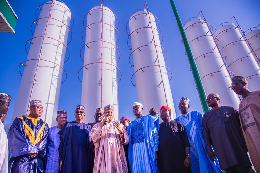 dan_yariima's tweet photo. Minister of Information and National Orientation, Mohammed Idris @HMMohammedIdris (middle) flanked by the Commissioners for Information from APC-governed states during an inspection tour of the 50MW Maiduguri Emergency Power Plant on Wednesday. https://t.co/QeYAKIb34z