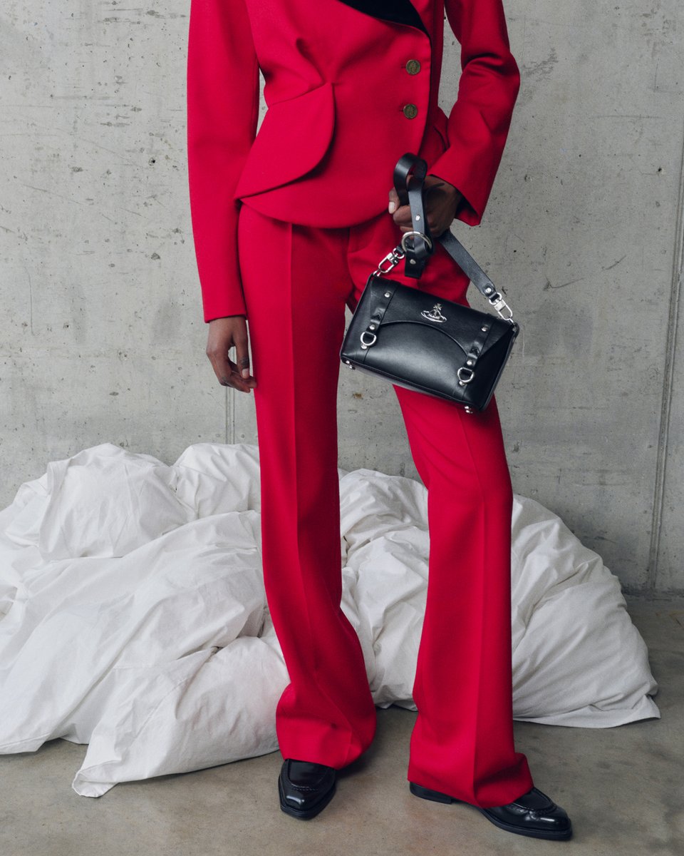 Find classic tailoring across our Autumn-Winter 2025/26 collection.

Style alongside our accessory pieces, featuring bondage-inspired hardware, reminiscent of archive styles from the ‘Erotic Zones' collection.

viviennewestwood.com/en-gb/discover…

#VWAW2526
