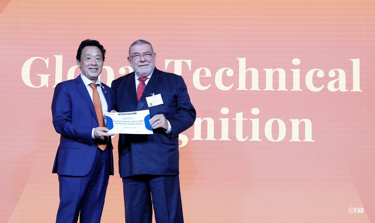 🇧🇷Brasil recibe reconocimiento global de la <a href="/FAO/">Food and Agriculture Organization</a> 🇺🇳por su contribución a la Cooperación Sur-Sur y Triangular.

Alianza🤝 histórica que impulsa la #SeguridadAlimentaria y el #DesarrolloSostenible en América Latina y el Caribe🌎. #CooperaciónSurSur #FAO80 
▶️bit.ly/4n5cMuv