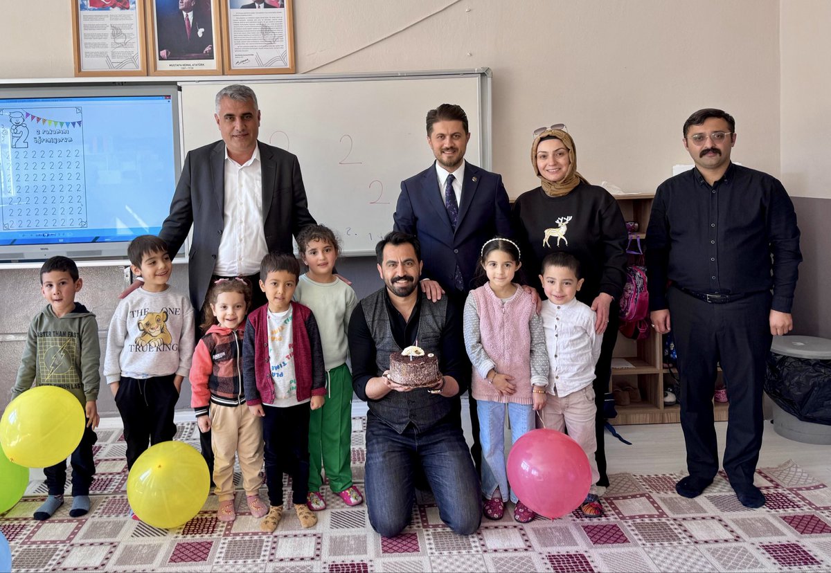 Her zaman şehrimizin çocuklarının yüzünde tebessüm oluşturan
Kıymetli Dostum Bir Tebessüme Değer Derneği Başkanı
Fatih Akpınar’a
Döngel Mahallemizde Ana Sınıfı Öğrencisi Yavrularımız ile 
doğum günü dolayısıyla sürpriz bir kutlama yaptık.

Yavrularımızdan Başkanımıza 
“Tebessüm