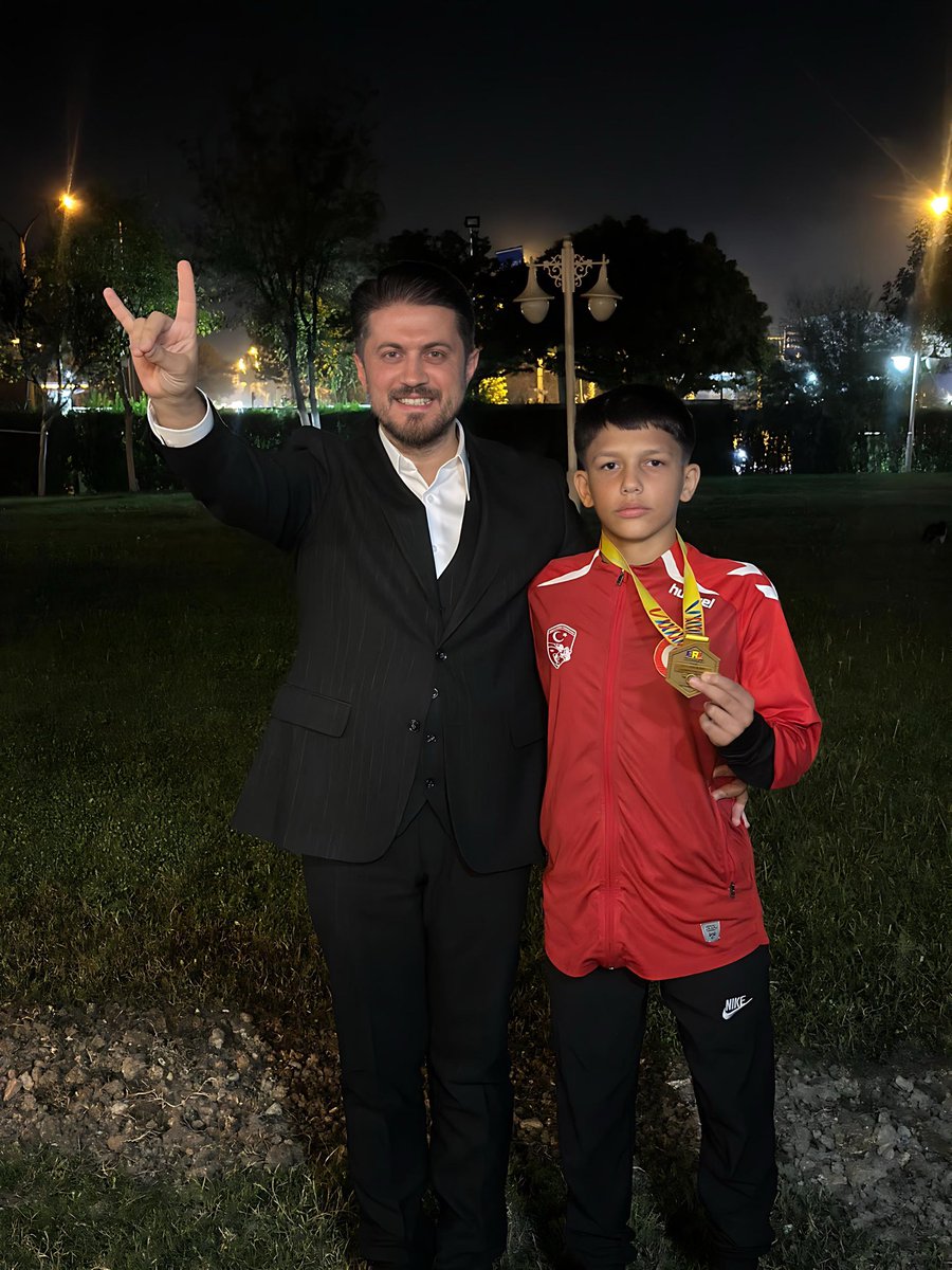 Heyecanımı mazur görün 😊
hayatımda ilk defa bir Balkan Şampiyonu ile fotoğraf çekiliyorum.

Yalnız yanındayken insan ister istemez dik duruyor, omuzları geriliyor.

Kıymetli Dostumuz Ali Kıvrak Ağabeyin oğlu 
Gururumuz İbrahim Kıvrak ile.