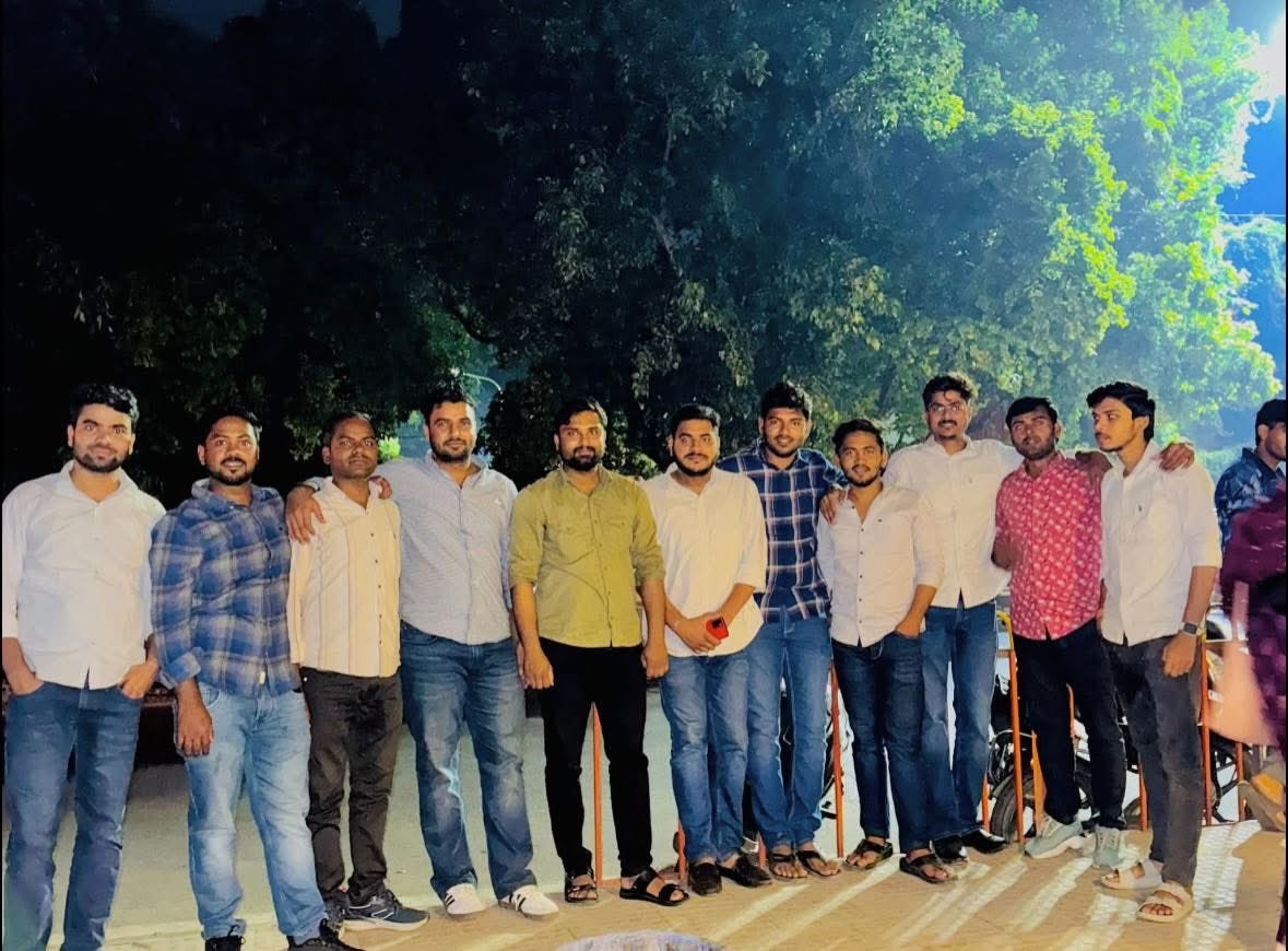 yadavashvani1's tweet image. इलाहाबाद विश्वविद्यालय के शोध छात्र और भाइयों के साथ!