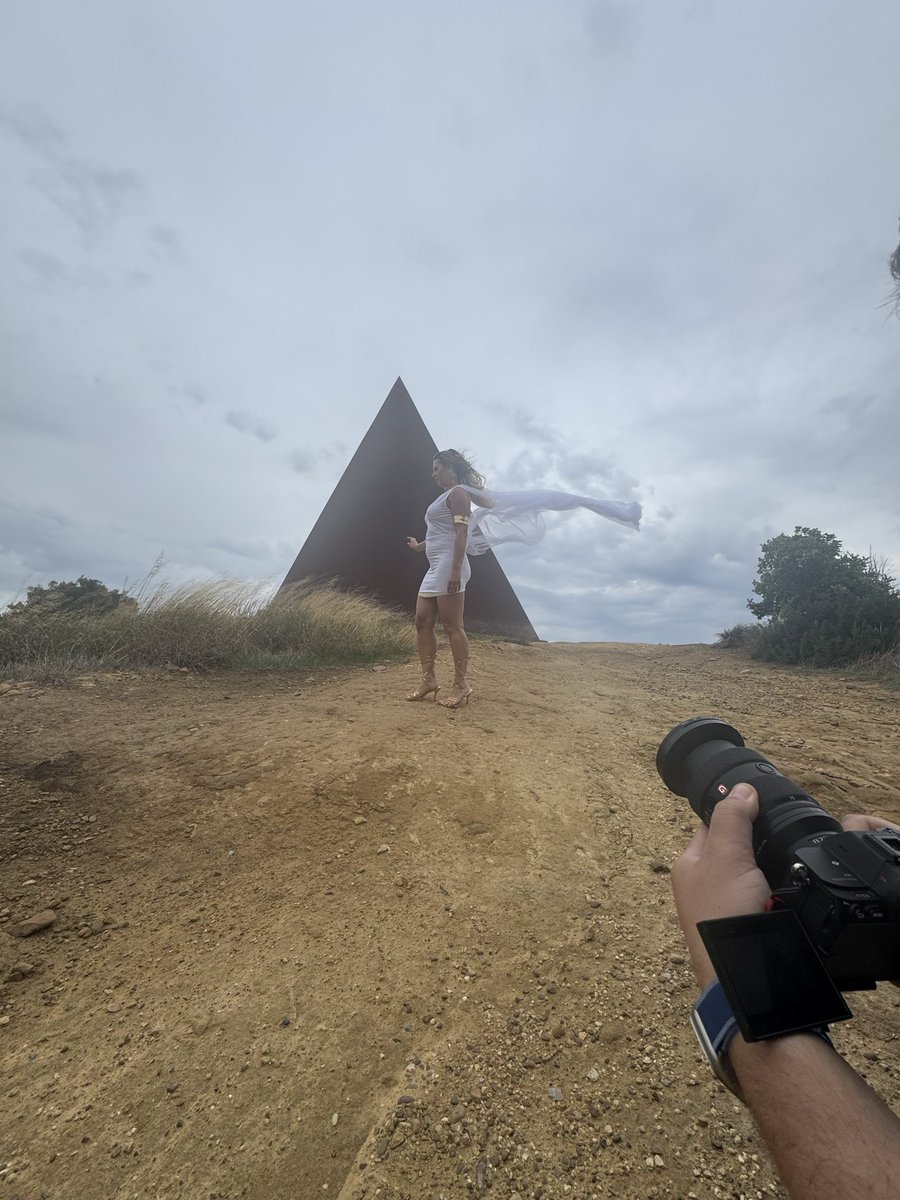 DjGiuliaRegain's tweet photo. Segui la LUCE✨una DEA alle Piramidi di Antonio Presti #Sicily
#NewGenerationWoman #BellEssere
🔺Un grazie all’artista Antonio Presti
https://t.co/NHkHCT2Pft
“Sono qui per stupirmi.
Con lo stupore si inizia ed anche con lo stupore si termina,e tuttavia non è un cammino vano.”
Antonio Presti
🎬 video clip in uscita a Febbraio
https://t.co/dO9hGwHCV6
“La Magia della Musica e della vita” Giulia Regain
🦄 Grazie Maria Josè: voto 10!
#NewGenerationWoman #BellEssere #Sorellanza #SacroFemminile #CastelloDiMilazzo #DEA