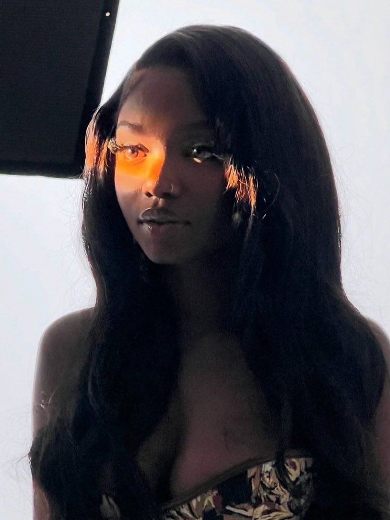 Winicode_'s tweet image. I’m here for the queen👸, and I proudly stand as her biggest fan, now and always!