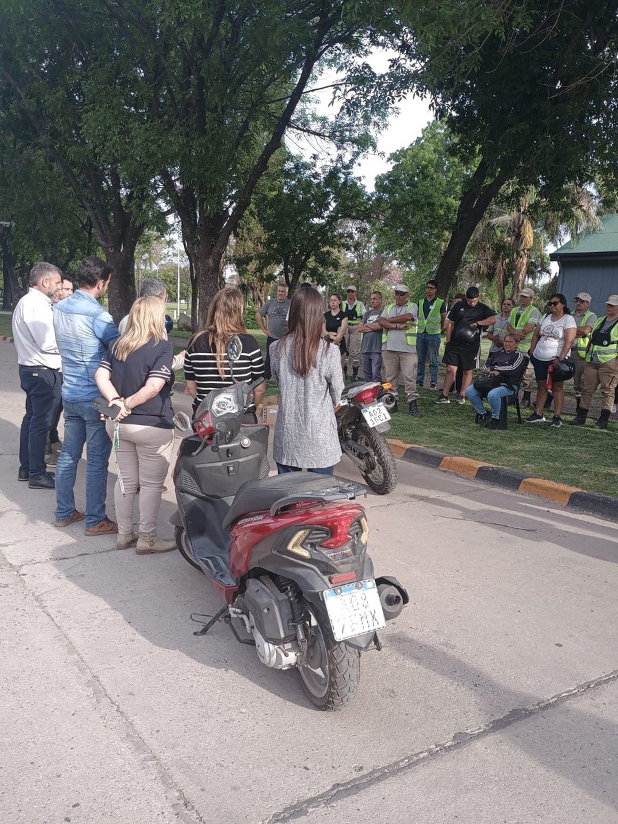 #Roldán. Brindamos una Clínica de Conducción Segura de Moto para motociclistas de la ciudad con el objetivo de mejorar las prácticas y técnicas de manejo.
🏍️Casi el 50 % de los siniestros viales en moto se registran en áreas urbanas, por eso estamos fortaleciendo la prevención.