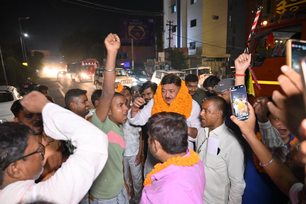 ajeetsharmainc's tweet image. पटना से पार्टी सिंबल लेकर लौटते समय भागलपुर के ज़ीरो माइल पर उत्साहित कार्यकर्ताओं द्वारा भव्य स्वागत किया गया। सभी कार्यकर्ताओं के प्रेम, उत्साह और समर्थन के लिए हार्दिक आभार। आप सबके सहयोग और ऊर्जा से हमारा संकल्प और भी मजबूत हुआ ह
#AJEETSHARMA #bhagalpur #INCIndia #IncBihar