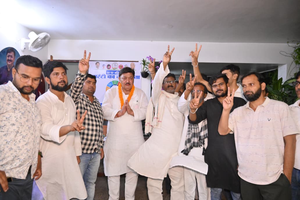ajeetsharmainc's tweet image. पटना से पार्टी सिंबल लेकर लौटते समय भागलपुर के ज़ीरो माइल पर उत्साहित कार्यकर्ताओं द्वारा भव्य स्वागत किया गया। सभी कार्यकर्ताओं के प्रेम, उत्साह और समर्थन के लिए हार्दिक आभार। आप सबके सहयोग और ऊर्जा से हमारा संकल्प और भी मजबूत हुआ ह
#AJEETSHARMA #bhagalpur #INCIndia #IncBihar