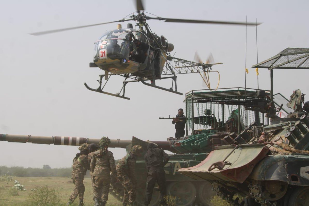 VajraCorps_IA's tweet image. #StrongAndCapable #ForeverWestward 
Engines roar. Drones dominate. Guns thunder. 
Steel beasts surge, warriors rise, and the skies echo power — the #IndianArmy sharpens its edge for swift, lethal &amp;amp; decisive victory.
GOC #VajraCorps reviewed the operational readiness of the…