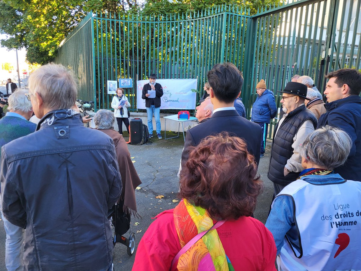 Freddy_Roy's tweet image. À #LaRocheSurYon, présent ce soir à l’hommage à la mémoire de #SamuelPaty (et de Dominique Bernard. Dommage que de telles manifestations, pourtant essentielles, ne rassemblent pas davantage
#Vendée #Hommage #LibertéDexpression #Mémoire #Education