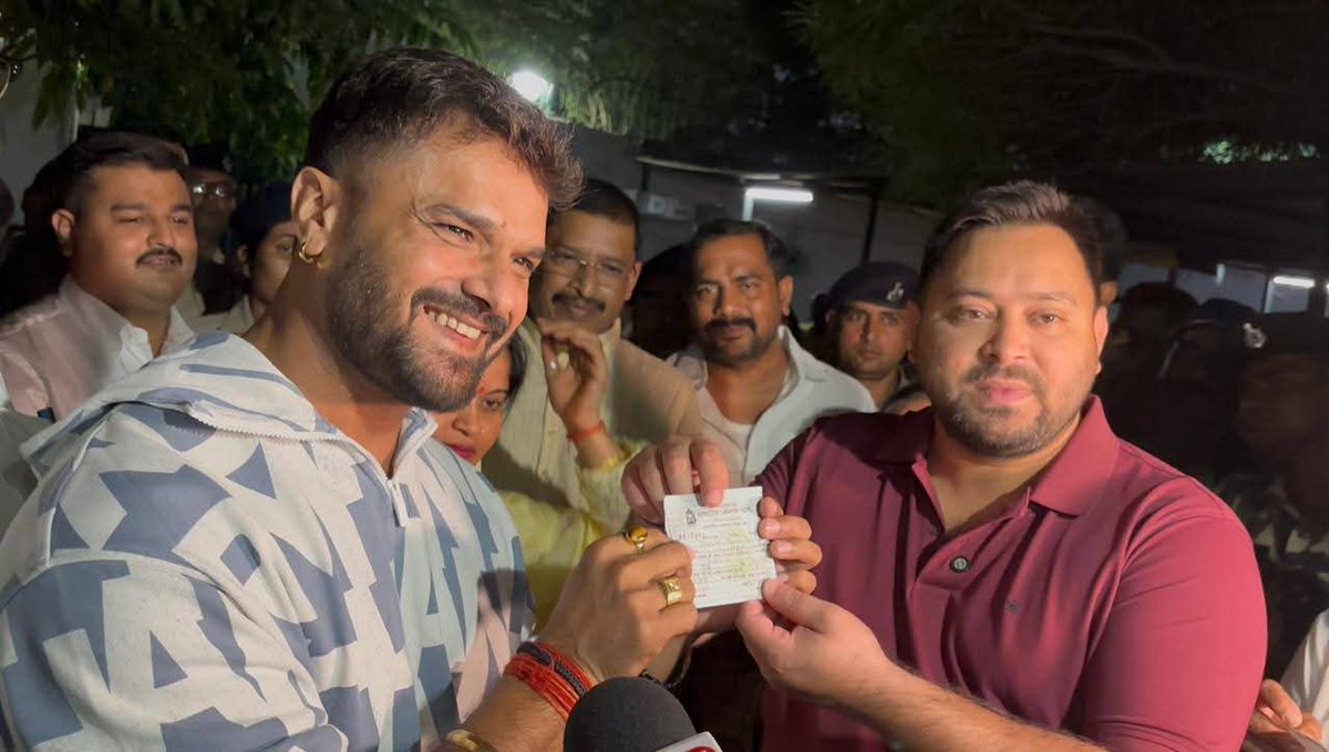 rajeevydvvoice's tweet photo. खेसारी लाल यादव और उनकी पत्नी चंदा देवी तेजस्वी यादव की मौजूदगी में RJD ज्वाइन किया.
खेसारी लाल यादव को बिना मांगे टिकट मिल गया है एक पौवा स्टार है उसको पैर पकड़ने के बाद भी टिकट नहीं मिला..😂😂
#KhesariLalYadav #TejashwiYadav #ChandaDevi https://t.co/LssRzTYUHG