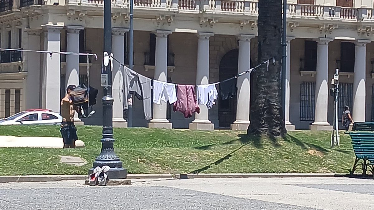 como van a colgar ropa en la propia Plaza Independencia hermano ni La Habana se animó a tanto