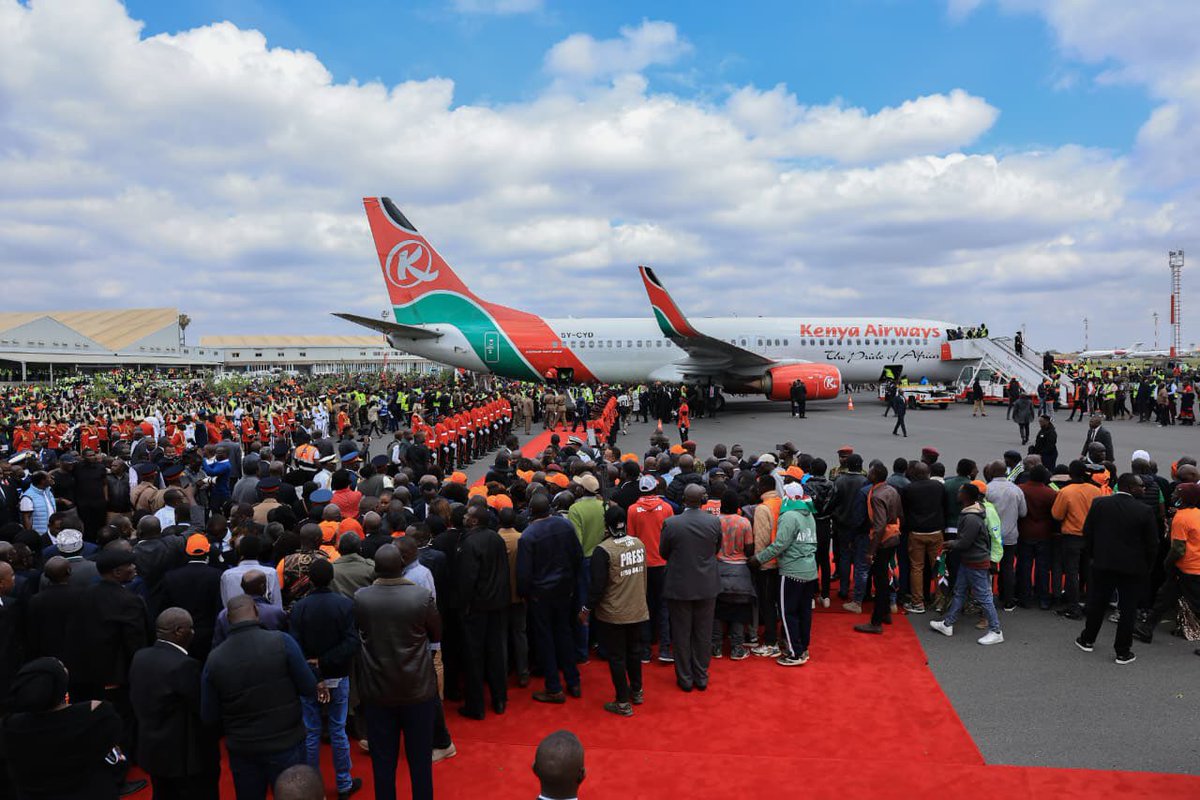 kipmurkomen's tweet image. State honours befitting the towering stature of the Rt. Hon. Raila Odinga, our beloved former Prime Minister, have begun in earnest. 

Paid my last respects to the man whom I proudly called my mentor at Moi International Sports Complex, Kasarani, after accompanying his remains