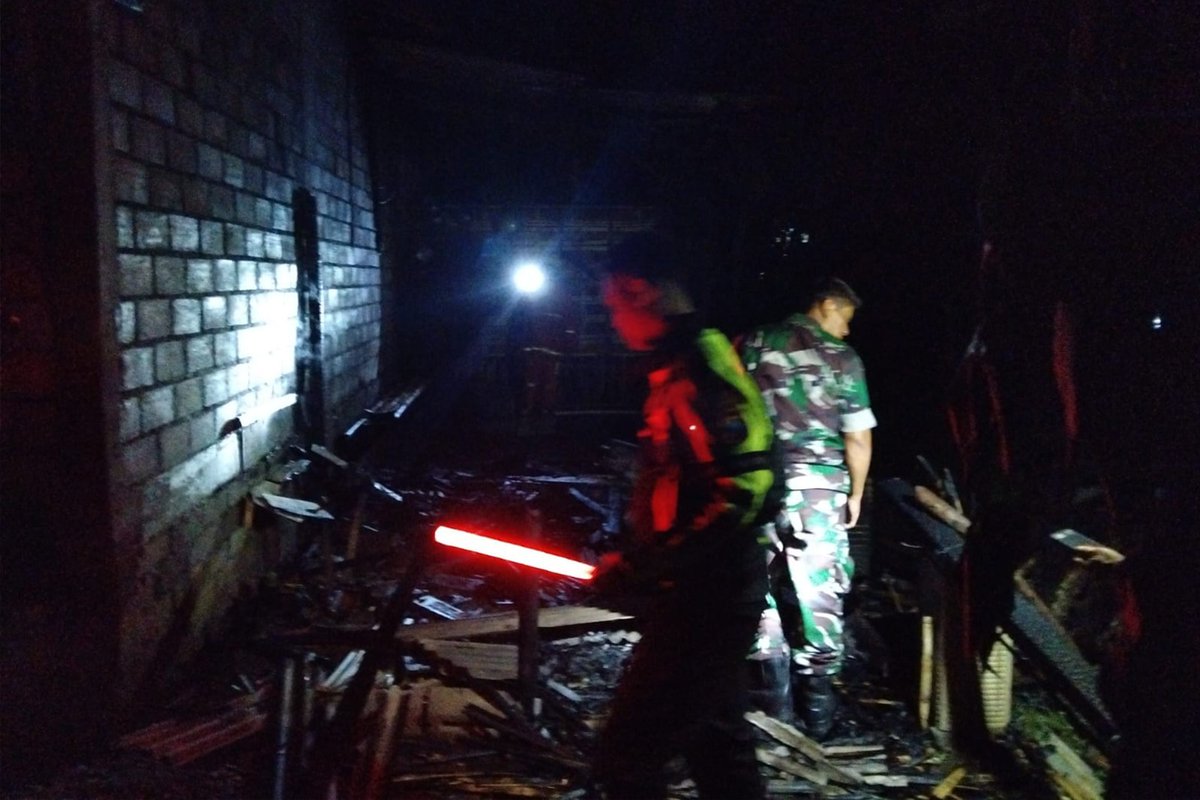 Pendam5's tweet image. Respons cepat TNI-Polri-Damkar Trenggalek padamkan kebakaran rumah warga tanpa korban jiwa. #TNI #Damkar #Trenggalek #Sinergi #Kesiapsiagaan. Simak selengkapnya disini 👇👇👇 kodam5brawijaya.tni-ad.mil.id/respons-cepat-…