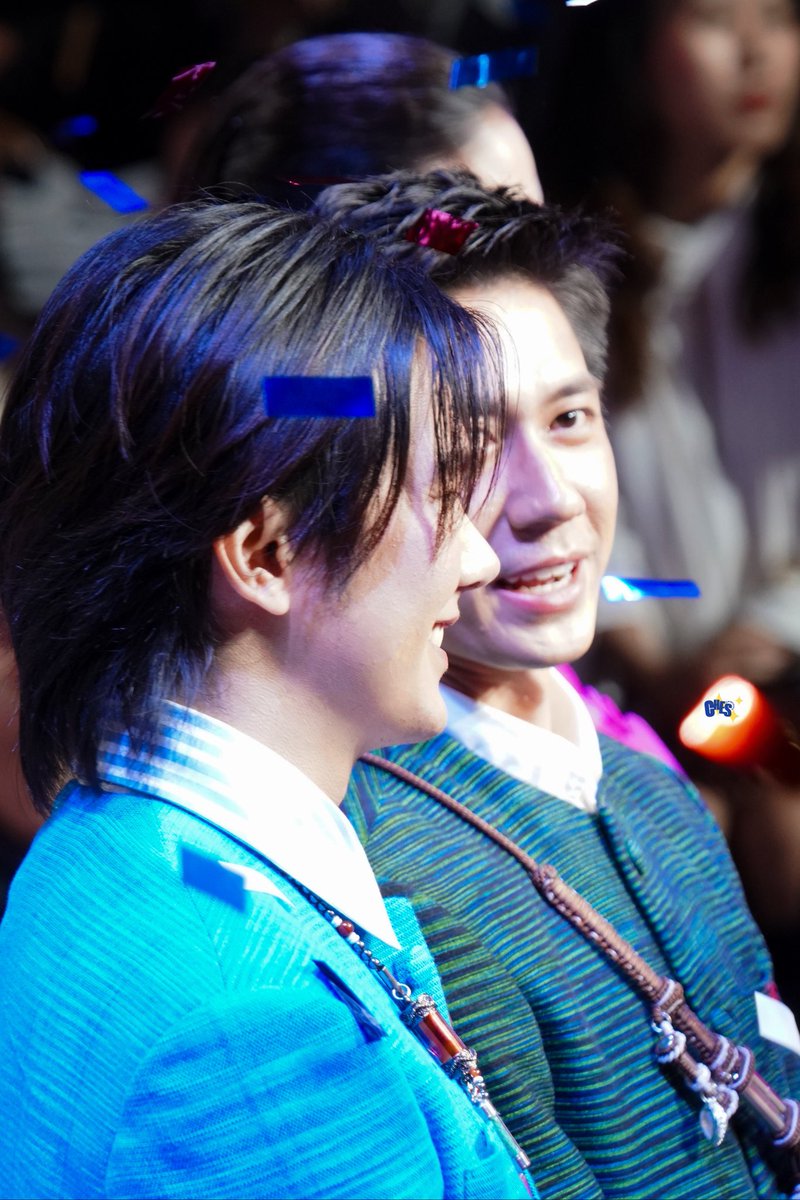 ภาพนี้เป็นเดอะเบสที่สุดที่เราชอบในวันนี้เลย... คือตอนจบโชว์ดาราทุกคนจะมายืนให้สื่อถ่ายรูปตรงปลายรันเวย์ ตอนแรกบิวยืนอยู่หลังๆ พอพี่แจมหันมาเห็นก็มาสะกิดบิว ให้ไปยืนข้างๆด้วยกัน จะได้ติดกล้องพี่สื่อชัดๆ... ฮืออออ พี่แจมน่ารักมากๆเลย ขอบคุณนะคะ 🥹🥹

BUILD AT SIAM PARAGON