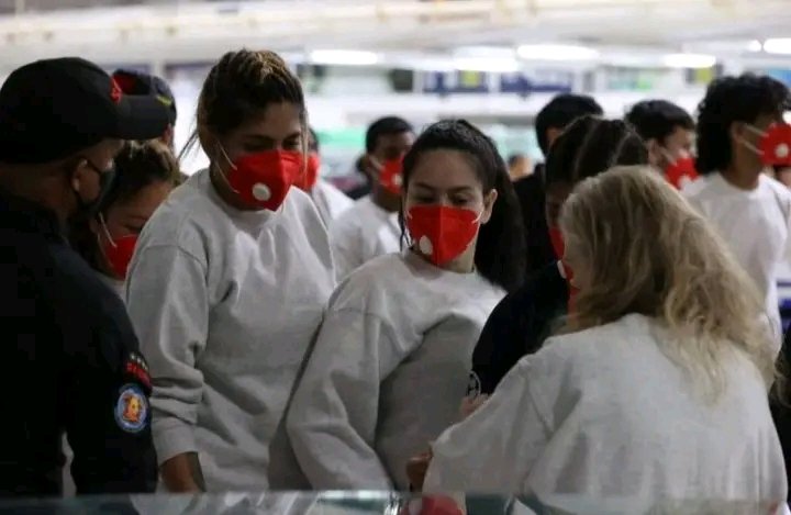 A quienes cruzaron fronteras su valor es nuestro orgullo. 

El desprecio imperial no borra lo que somos. 

Venezuela los abraza

#NavidadSoberaníaYPaz #UnleashDracarys🔥🐉