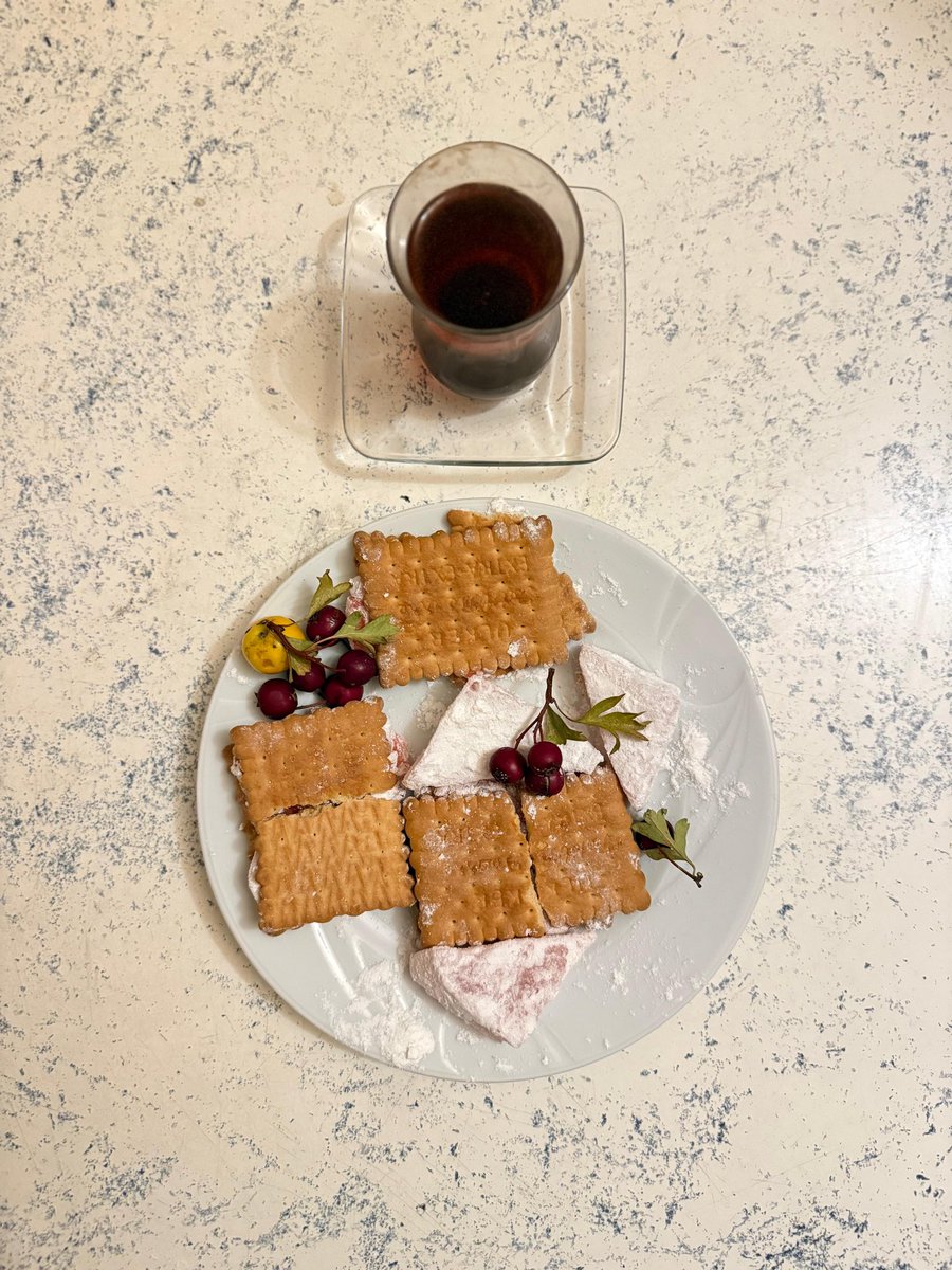 Demli bir çay,piskevit,lokum
Muhteşem....