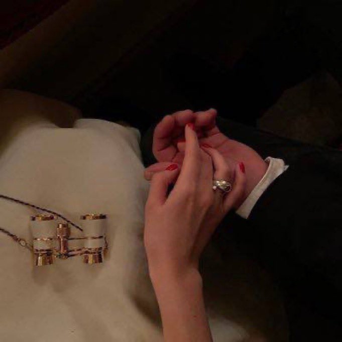 ليت الخلايـــــق تنقلــــب كلها إنت
واصير اشوفك كل ماشفـت مخلوق

ياللي وســط قلبي بحبـــك تمكنت
وصرت في درب الهوى عز معشوق

اشتقت لك!! يافاتني بس وين انت
قلبي وسط قلبي تعذب من الشوق

ومن كثر تفكيـري بعشقك تجننت
والقلب ياقلبي من الشوق محروق💕#مساء_الخير