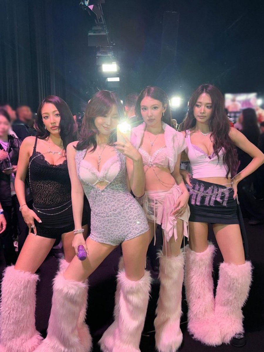 and you expect me to
focus on the singing?? when they look THIS good??