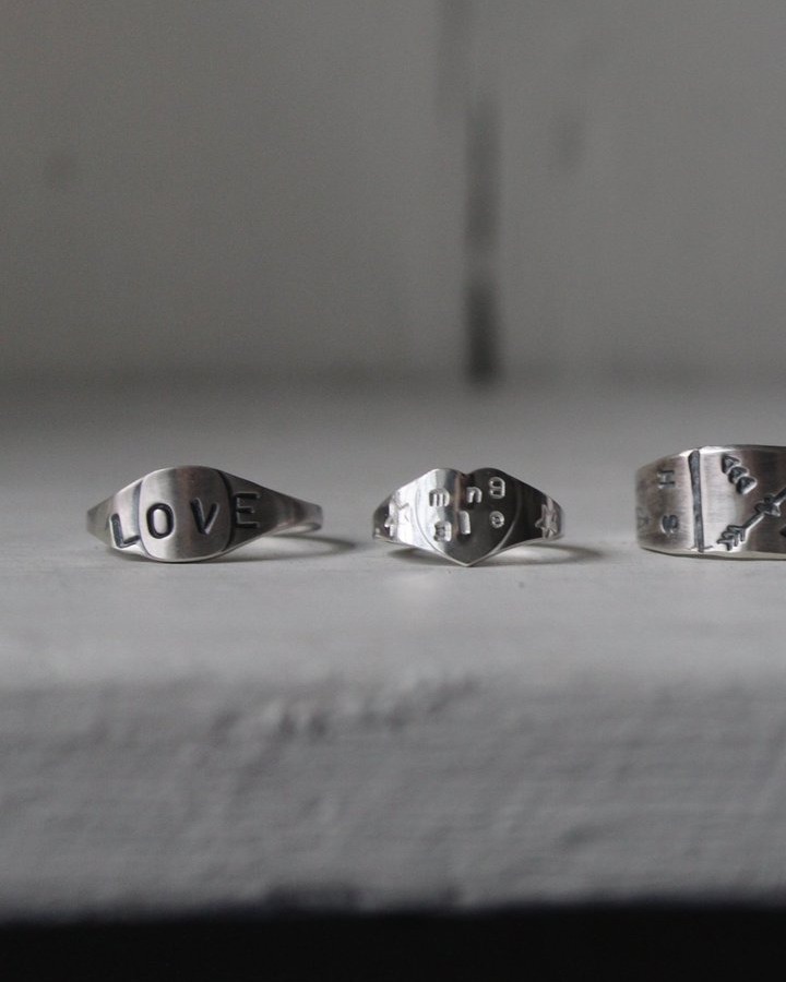 Quarterworkshop's tweet image. Love the look of a wide band? This workshop is for you 🔨✨ On Saturday 1st November, we’ll be making signet rings — bold, weighty, and full of character.

#SignetRing #JewelleryQuarter #JewelleryMaking #MadeByHand #StatementJewellery