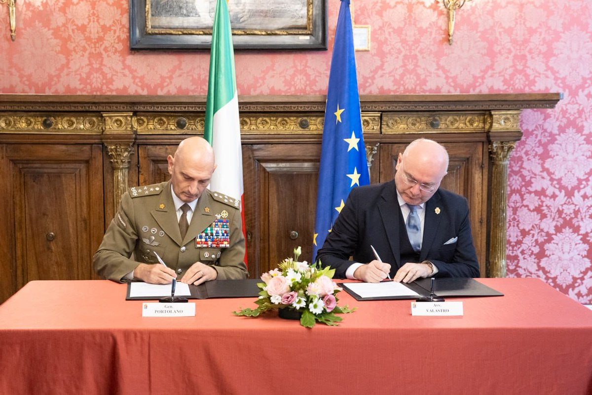 Il Generale #Portolano Capo di #SMD e il Presidente dell'Associazione della Croce Rossa Italiana-OV Avv. Valastro hanno firmato oggi un importante accordo di collaborazione.

L’intesa sancisce l’impegno congiunto di SMD e #CRI nel condividere professionalità e competenze