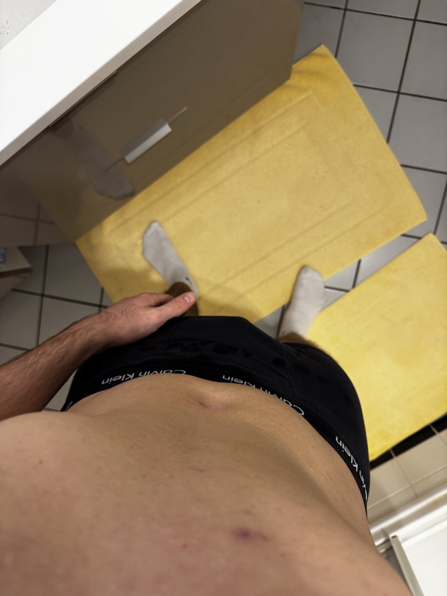 MasterKevi8448's tweet photo. Manche spielen nur, ich bestimme. 🌊🔥 Kein Shirt, keine Ausreden. Nur ich, die Kontrolle… und du entscheidest, ob du mithalten kannst. 

#Dominant #NoLimits #gay #chudai #cock #gym #feet #underwear #nude https://t.co/NU62ozBGqP
